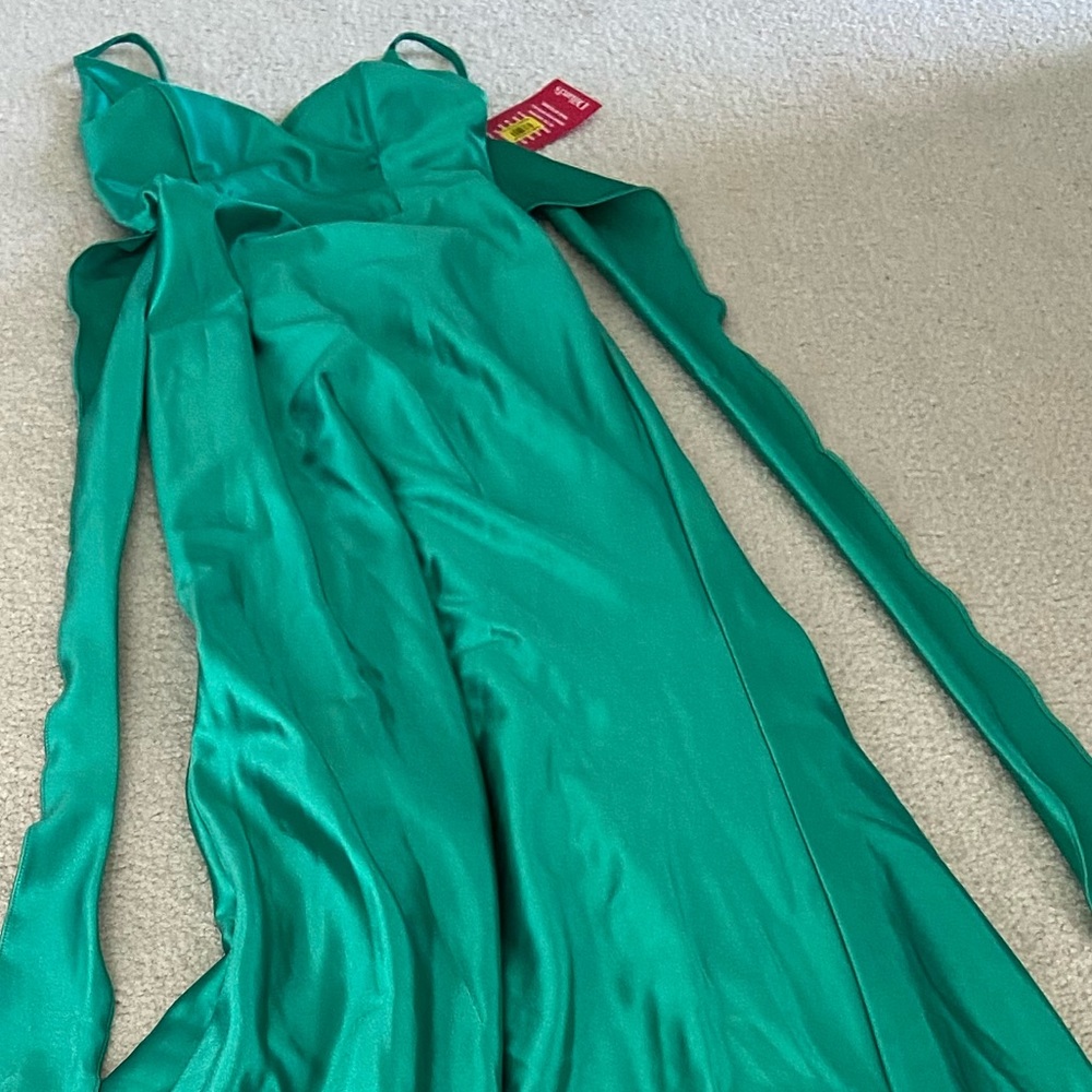 Beautiful green new with tags tie back with bow detail and small train prom